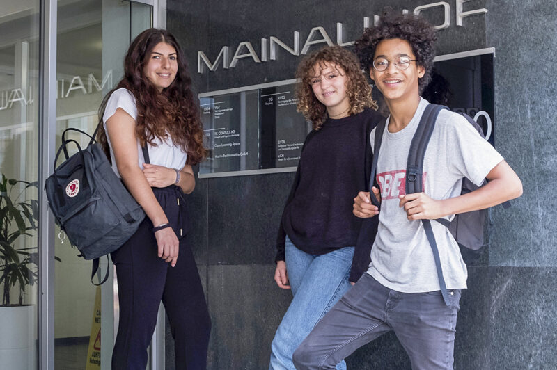 Schüler Mainaustrasse Zürich Schüler am Eingang Mainaustrasse Zürich